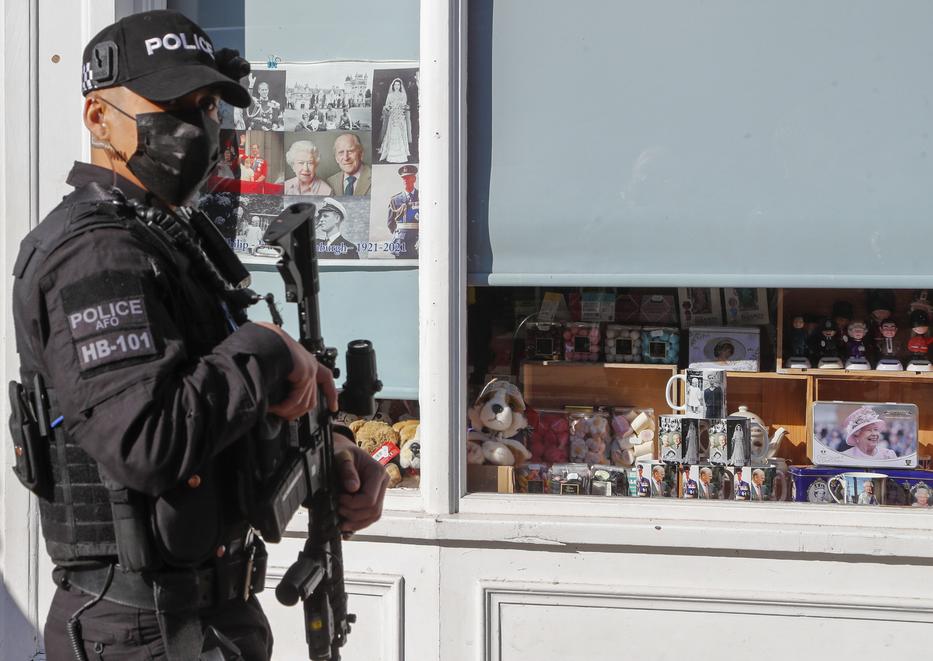 Rendőr áll egy ajándéküzlet kirakata előtt Windsorban 2021. április 17-én / MTI/AP/Frank Augstein