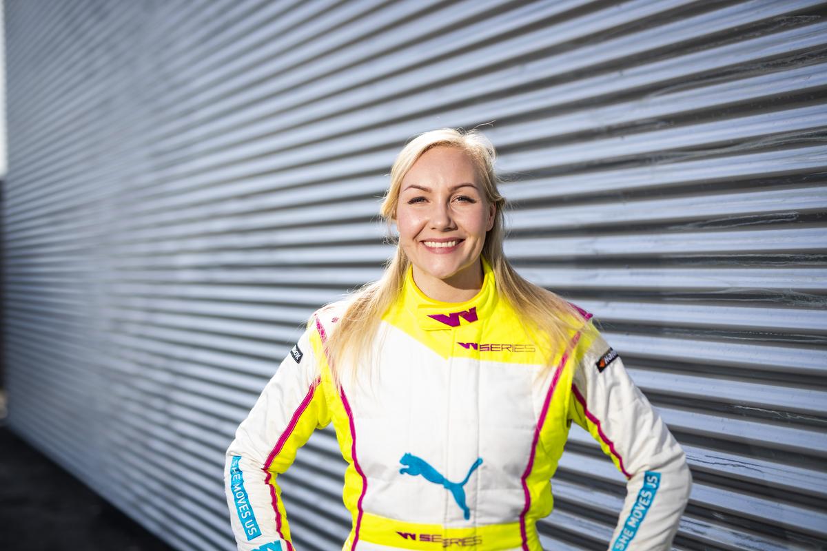 A női formula autóversenyző, aki minden sztereotípiára rácáfol