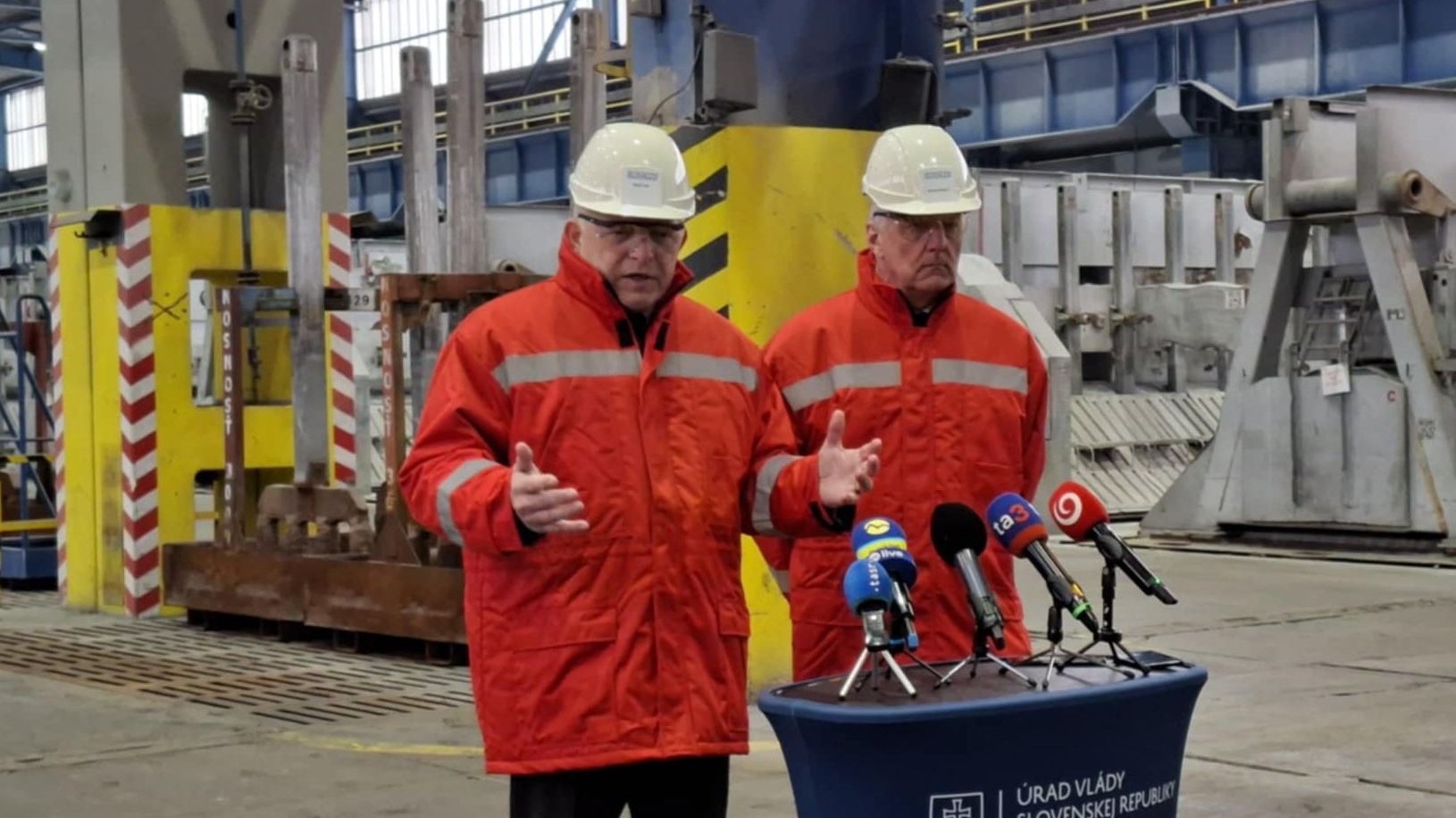 Premiér Robert Fico (Smer) a generálny riaditeľ spoločnosti Milan Veselý.  