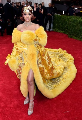 Rihanna (2015): A kínai tervező, Guo Pei által megálmodott sárga köpenyes ruhaköltemény szinte azonnal legendává vált, ahogy Rihanna végigsétált benne a lépcsőkön. Az aranyhímzéses ruha meseszerű hatást keltett, és azóta is a MET-gála egyik legemlékezetesebb belépőjének tartják számon. Ugyanakkor a rókafarkas szegélyek miatt állatvédők is megszólaltak – sokan kifogásolták, hogy egy ilyen hatásos megjelenés népszerűsítheti a szőrmét, ami etikai kérdéseket vet fel.