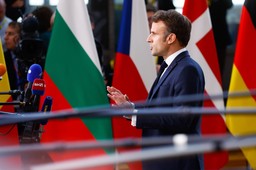 Macron: Musimy przygotować się na zimy bez gazu z Rosji