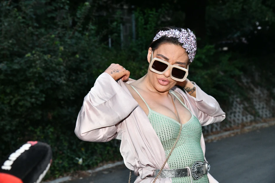 Ana Nikolić fleka na haljini ispod grudi