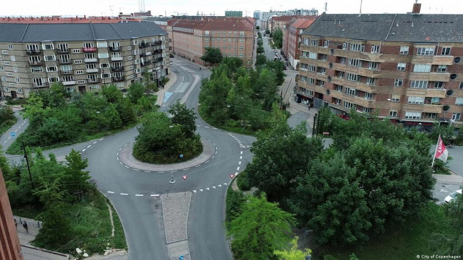 Sankt Kjelds Plads to jedna z ponad 250 przestrzeni w mieście, które zostały przeprojektowane z myślą o koncepcji miasta-gąbki