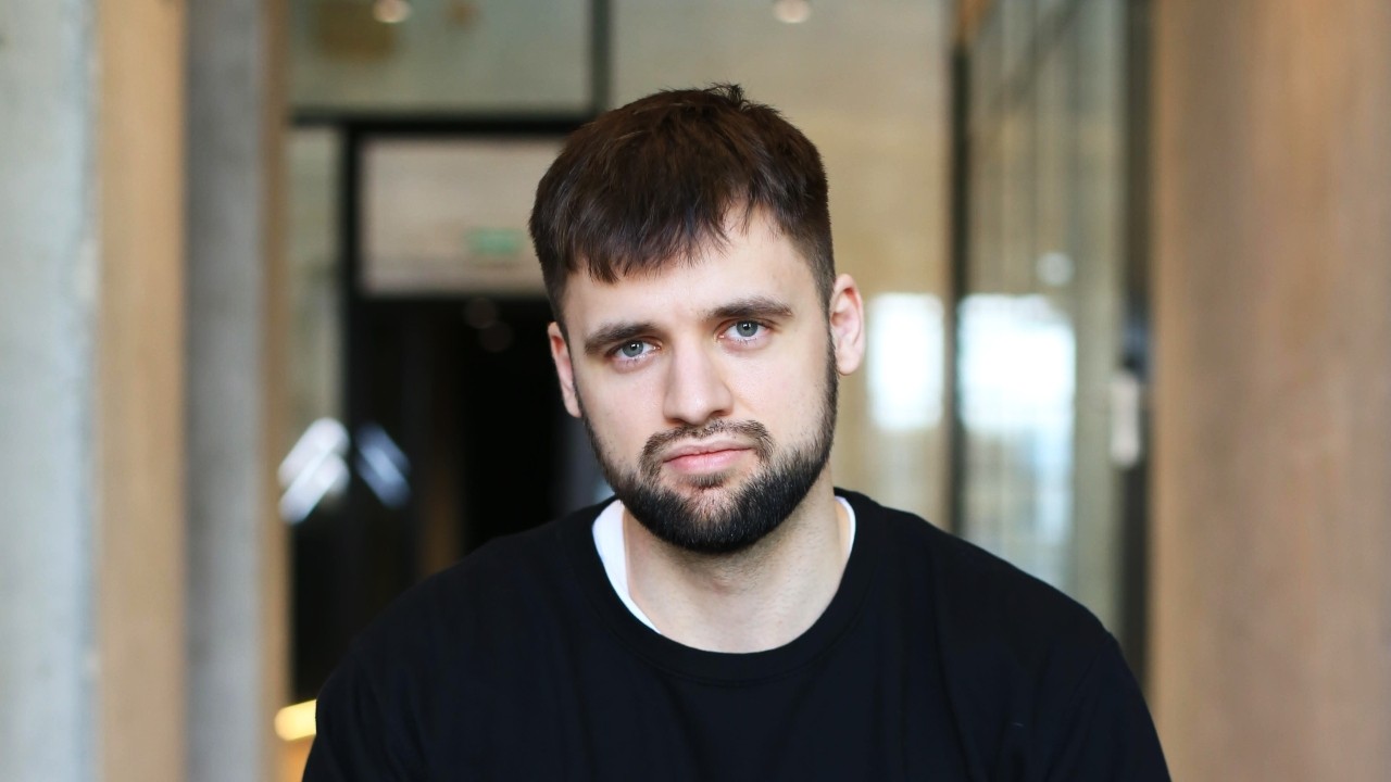 Zakladateľom a šéfom projektu je Filip Sulík, syn známeho slovenského politika.