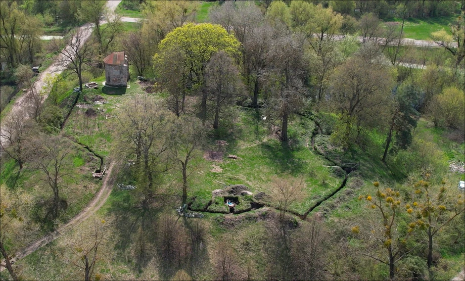 Rovovi i bunkeri oko crkve