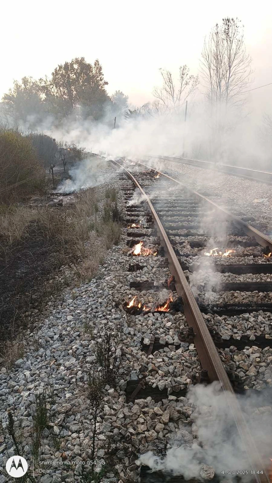 Požar kraj pruge u Brusniku