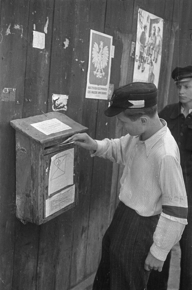 Jedno ze zdjęć z Powstania Warszawskiego prezentowanych na wystawie "Warszawa. Feniks z popiołów" w Hiroszimie