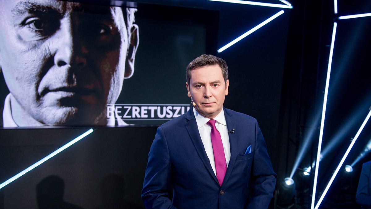 Gwiazdor TVP Michał Adamczyk został od dziś zdjęty z wizji. To reakcja stacji na publikację Onetu, w której ujawniliśmy, że Adamczyk przed laty pobił kobietę. Sąd uznał go za winnego zarzucanych czynów, jednak warunkowo umorzył sprawę. Jak ustaliliśmy, zagrożona jest także jego posada szefa Telewizyjnej Agencji Informacyjnej. TVP nie będzie się oficjalnie wypowiadać o jego sprawach prywatnych, decyzją władz stacji Michał Adamczyk ma to robić osobiście.