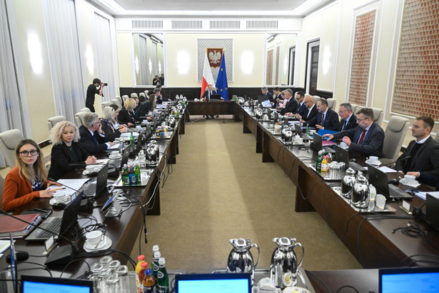 Premier Donald Tusk (C) rozpoczyna posiedzenie rządu w siedzibie KRPM w Warszawie,