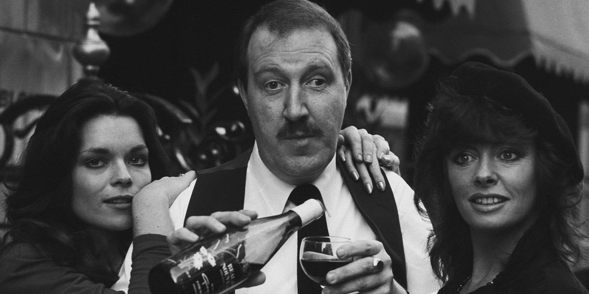  Francesca Gonshaw, Gordon Kaye i Vicki Michelle na planie "Allo Allo"