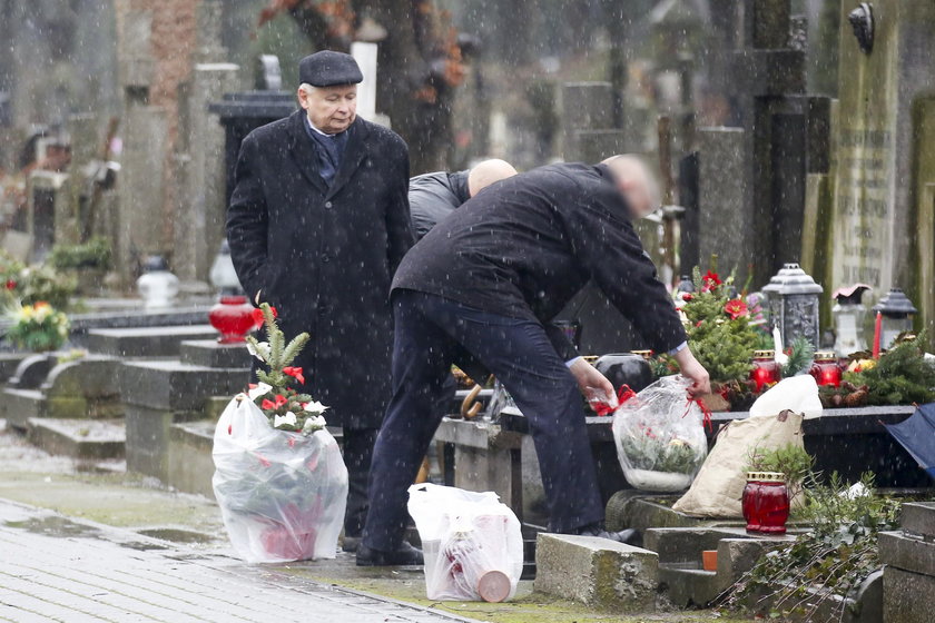 Święta Jarosława Kaczyńskiego zaczynają się na cmentarzu