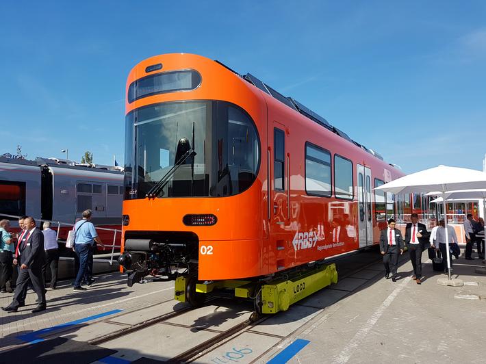 Elektryczny niskopodłogowy zespół trakcyjny Tailormade dla szwajcarskich kolei RBS (Stadler).