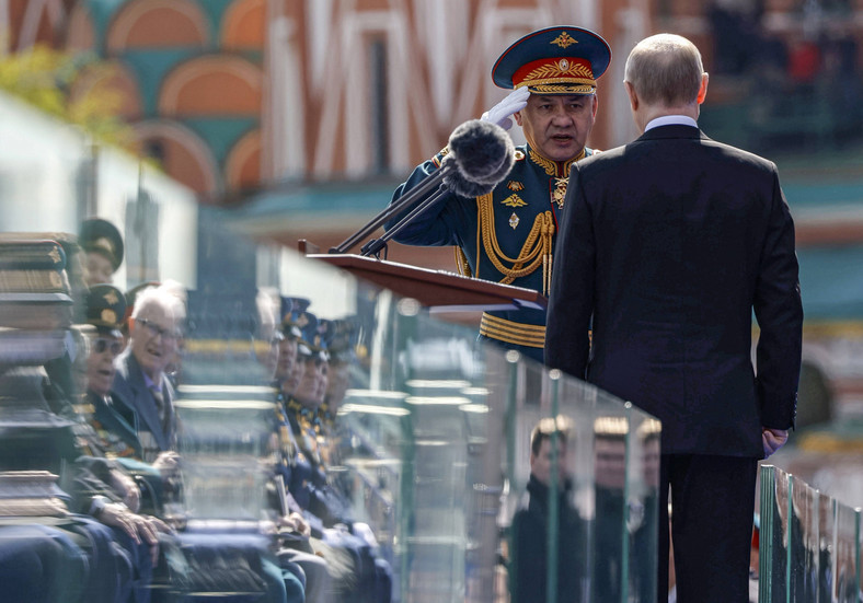 Siergiej Szojgu i Władimir Putin na placu Czerwonym, Moskwa, 9 maja 2023 r.