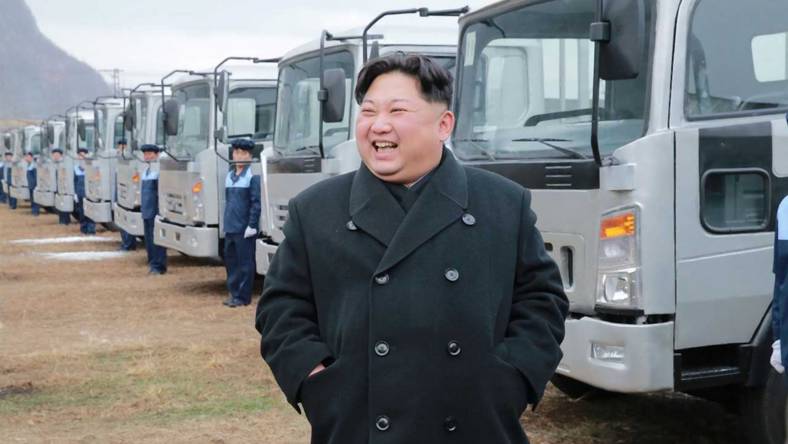 Przywódca Korei Północnej Kim Dzong Un z wizytą w fabryce samochodów Sungri