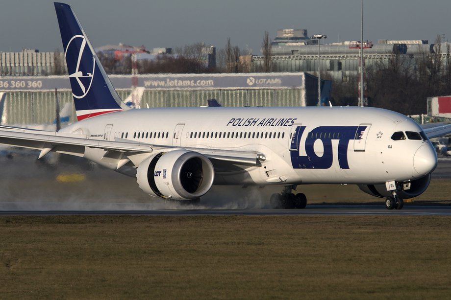 Pierwszy Dreamliner PLL LOT o rejestracji SP-LRA. Narodowy przewoźnik dysponuje 8 takimi samolotami. Każdy zabiera na pokład 252 pasażerów