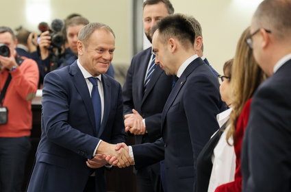 Donald Tusk skomentował dług  publiczny. Zapowiedział wizytę w Londynie