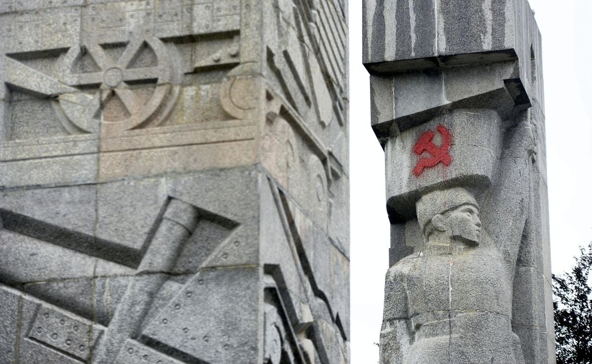 Pomnik w Olsztynie z pomalowanym sierpem i młotem