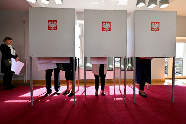 Wybory samorządowe 2024. Głosowanie w lokalu wyborczym.