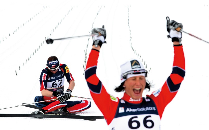 Zwycięzca w kategorii SPORT zdjęcia pojedyncze Kuba Atys, „Gazeta Wyborcza”.<br /><br />Oslo. Pokonana Justyna Kowalczyk i zwycięska Norweżka Marit Bjoergen na mecie biegu na 10 km podczas mistrzostw świata w biegach narciarskich.