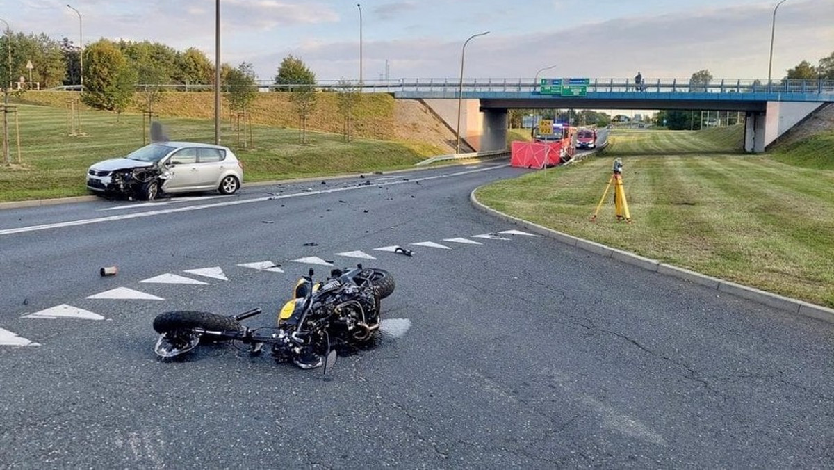 Tragedia na drodze. Motocyklista zginął na miejscu, wcześniej wyprzedził trzy pojazdy  