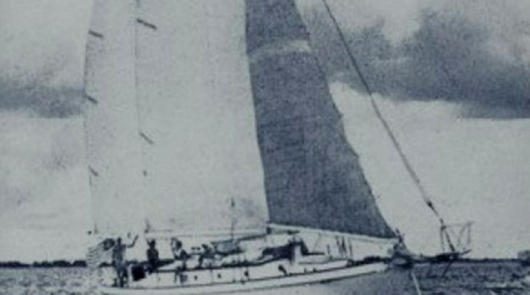 A 60 méteres Bluebellt bérelte ki a család a kiruccanáshoz: a kapitány a fedélzeten tartózkodó feleségét ölte meg az életjáradék miatt, majd a tanúkat is eltüntette. Nem tudta, hogy van egy 11 esztendős túlélő / Fotó: Wikipedia