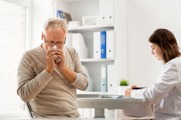 Astma i alergiczny nieżyt nosa (ANN) to choroby układu oddechowego, który jest też celem ataku koronawirusa. U osób dotkniętych alergią występuje przewlekły stan zapalny śluzówki. Z tego powodu wirus może łatwiej przez nią przeniknąć i dostać się krwioobiegu. Wywołana infekcja szybciej rozwija się u osób, których drogi oddechowe są już uszkodzone z powodu przewlekłego stanu zapalnego.