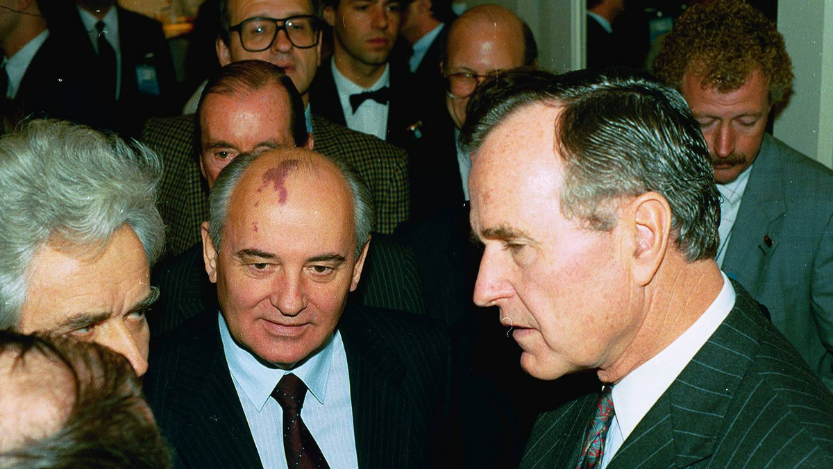 Były prezydent ZSRR Michaił Gorbaczow powiedział w wywiadzie dla opozycyjnej "Nowej Gaziety", że życie polityczne w Rosji coraz bardziej staje się "imitacją", a w 20 lat po zainicjowanej przez niego pieriestrojce jest mu wstyd za jego kraj. - Gardzę takim ideałem - podkreślił w rozmowie z pismem Gorbaczow. - Za nas mi wstyd, i za kraj - dodał.