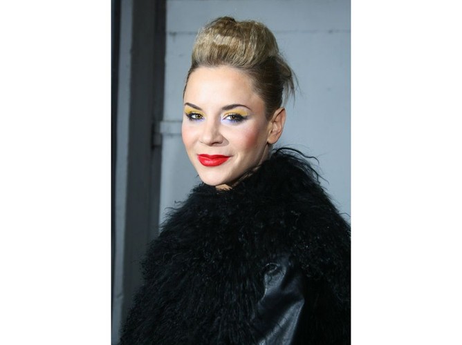 Różnokolorowy makijaż z żółtymi akcentami i czerwone usta - wizażowe hity sezonu