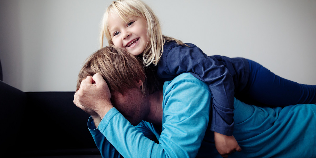 Depresja poporodowa u ojca może źle wpłynąć na córkę