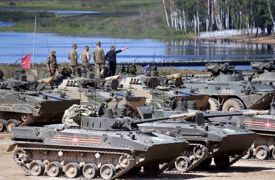 Rosyjskie pojazdy opancerzone w parku wojskowym pod Moskwą w sierpniu 2017 r.