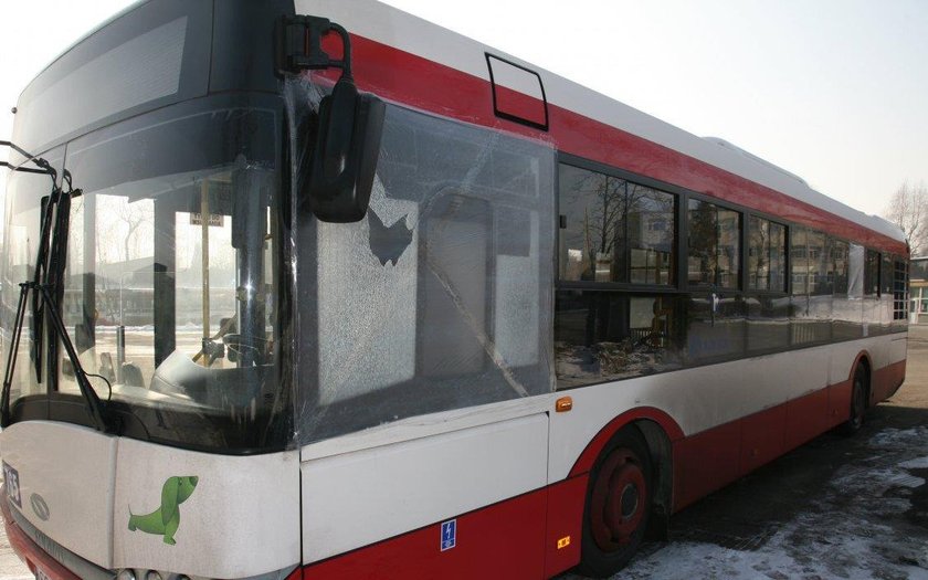 Ostrzelał autobus. Nie uwierzysz, jak się tłumaczy