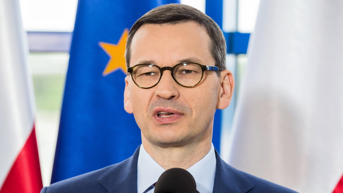 Od początku kadencji podjęliśmy ogromny wysiłek, by na Pomorze Zachodnie skierować duży strumień pieniędzy - podkreślił premier Mateusz Morawiecki. Wymieniał m.in. drogi szybkiego ruchu, połączenia kolejowe, lotnisko, połączenia wodne jako obszary inwestycji łączących ten region z resztą Polski.