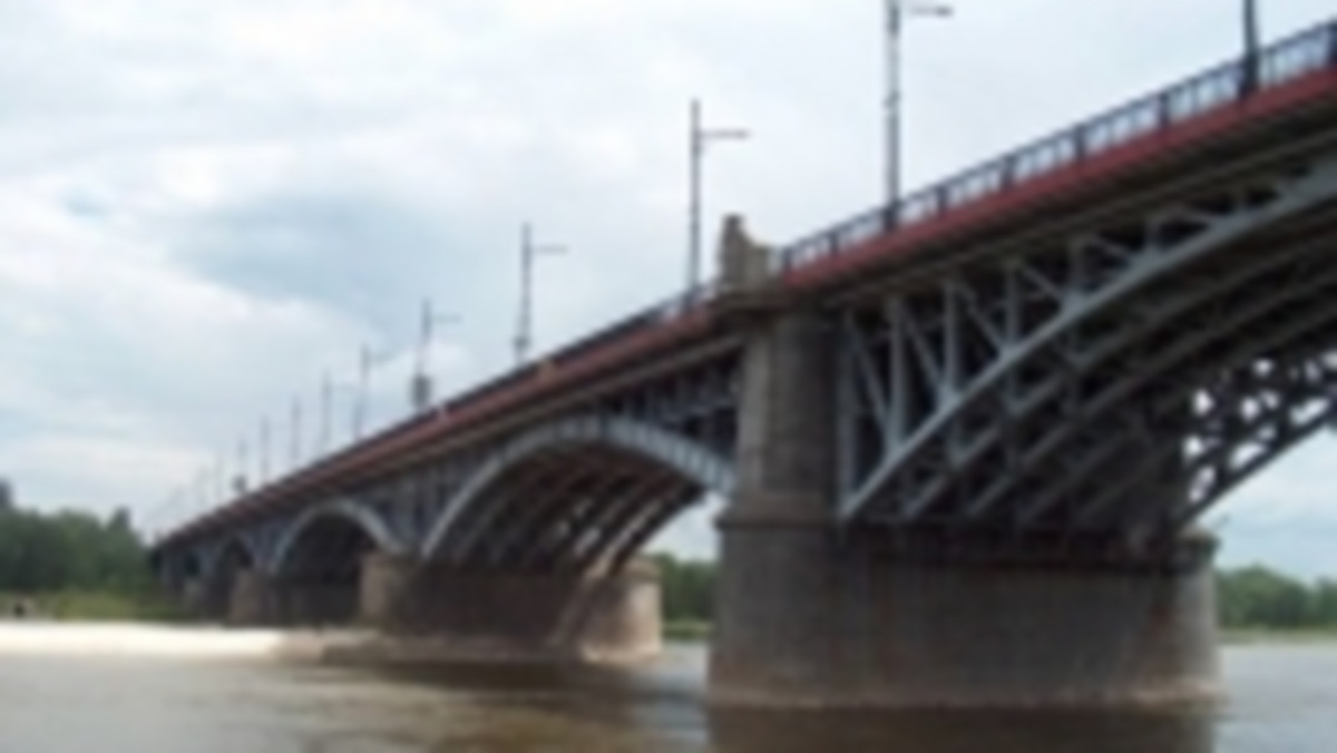 Trwają ostatnie przygotowania do rozpoczęcia remontu wiaduktu i mostu Poniatowskiego w Warszawie. Przeprawa zostanie zamknięta dla ruchu na około półtora miesiąca. Zarząd Dróg Miejskich w Warszawie przekazał wczoraj wykonawcy teren budowy.