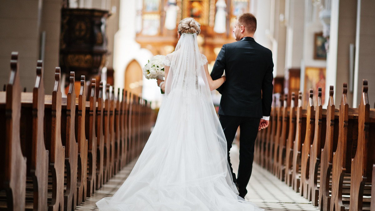 Ile zapłacić księdzu za ślub? Ile kosztuje ślub w kościele?