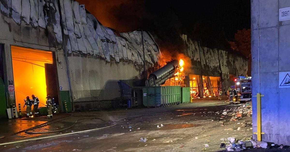 Ogromny pożar w Elblągu. Przyczyny wybuchu ognia w sortowni ustalają śledczy