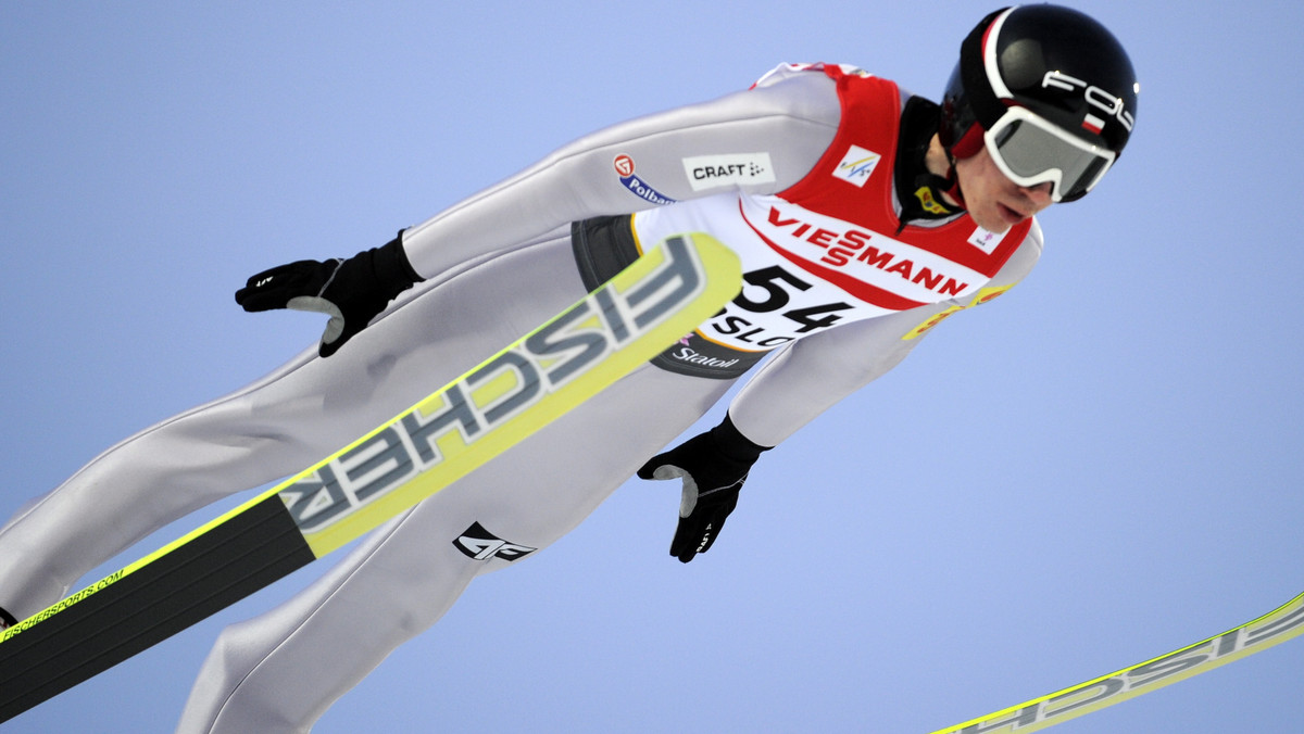 Kamil Stoch zajął czwarte miejsce na pierwszym treningu przed drużynowymi zawodami o mistrzostwo świata w skokach narciarskich na obiekcie w Oslo (HS 134). Adam Małysz zrezygnował ze swojej próby.