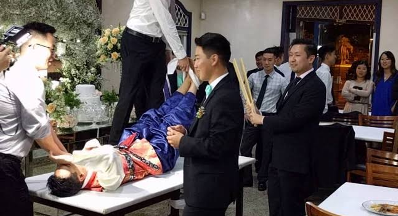 Korean wedding tradition where the groom's feet is tied and flogged