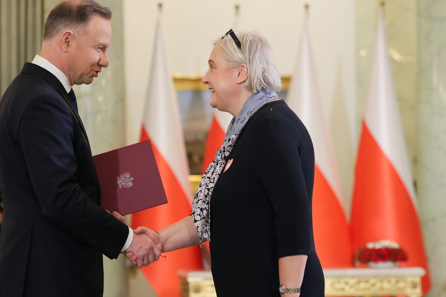 Prezydent Andrzej Duda oraz minister przemysłu Marzena Czarnecka podczas uroczystości zaprzysiężenia kierowanego przez Donalda Tuska gabinetu w Pałacu Prezydenckim w Warszawie