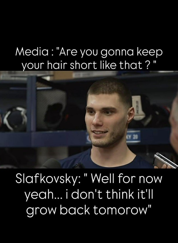 Slovenský hokejista Juraj Slafkovský výrazne zmenil imidž. 