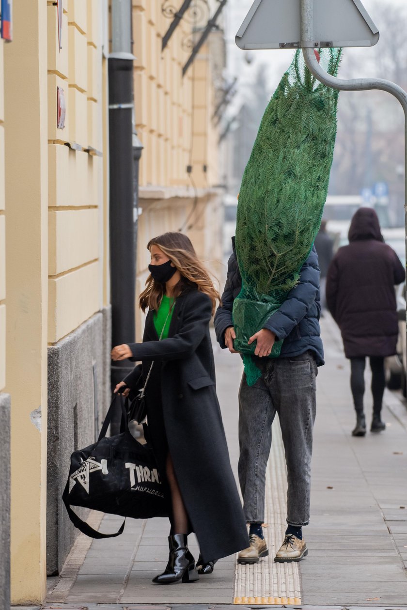 Julia Wieniawa i Nikodem Rozbicki kupili choinkę