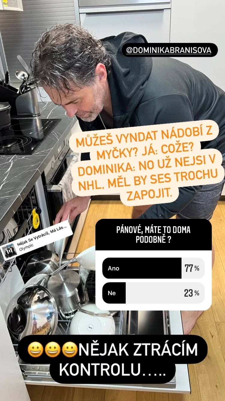 Jaromír Jágr musí doma pomáhať. 