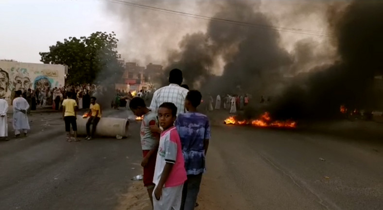 Zamieszki wywołane puczem wojskowym w stolicy Sudanu — Chartumie, 25 października 2021 r.