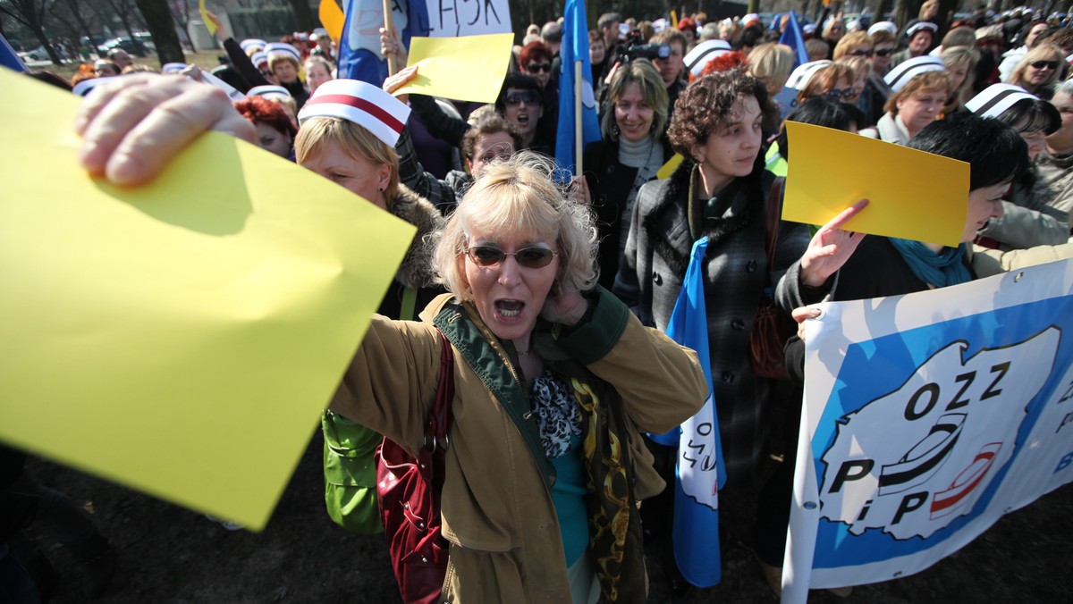 Zakazu zatrudniana pielęgniarek w szpitalach na podstawie kontraktów domagają się przedstawicielki Ogólnopolskiego Związku Zawodowego Pielęgniarek i Położnych; dzisiaj w południe przed Sejmem rozpoczęły pikietę.