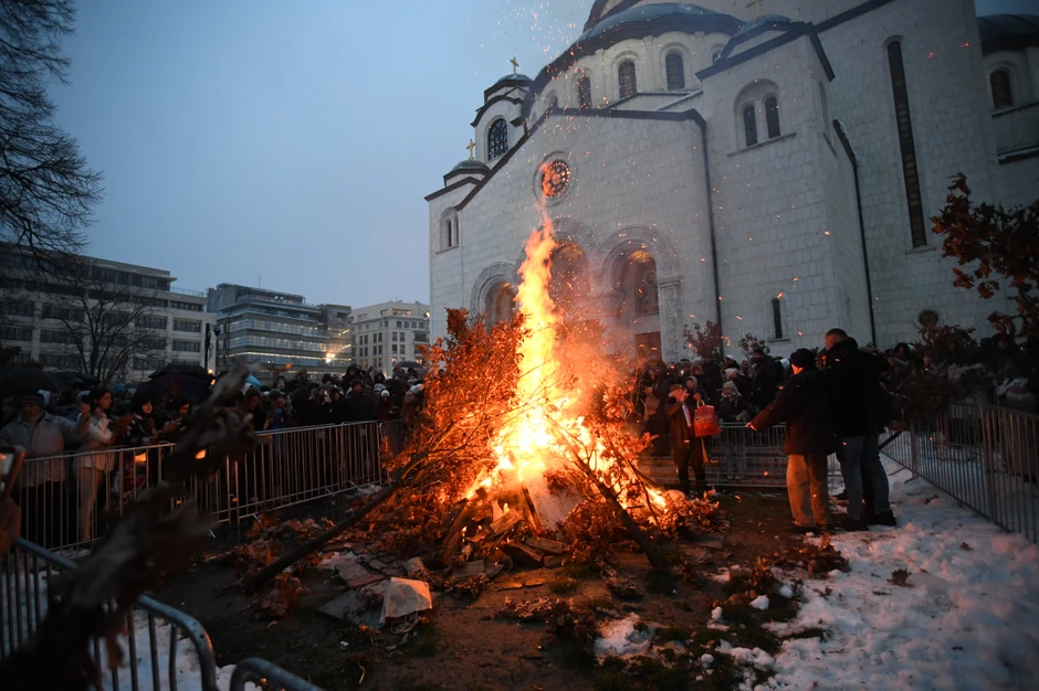 Vernici se okupili ispred Hrama Svetog Save na paljenje badnjaka