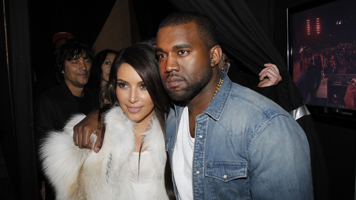 Kim Kardashian, wciąż jeszcze żona koszykarza Brooklyn Nets Krisa Humphriesa, spodziewa się dziecka z Kanye Westem. Celebrytka i raper właśnie ustalają imię dla swojego potomka.