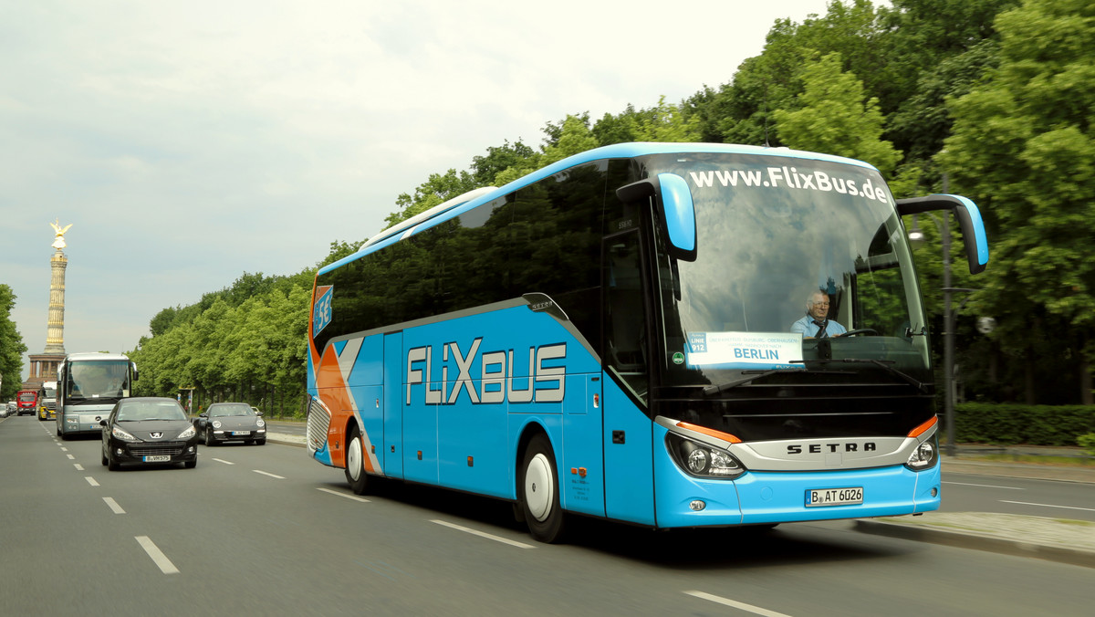 Niemiecka firma Flixbus, zajmująca się dalekobieżnymi przewozami  autobusowymi, jest zainteresowana ekspansją na polskie drogi. Wniosek o możliwość wykonywania regularnych kursów z Berlina do Krakowa i Gdańska trafił niedawno do Biura ds. Transportu Międzynarodowego.