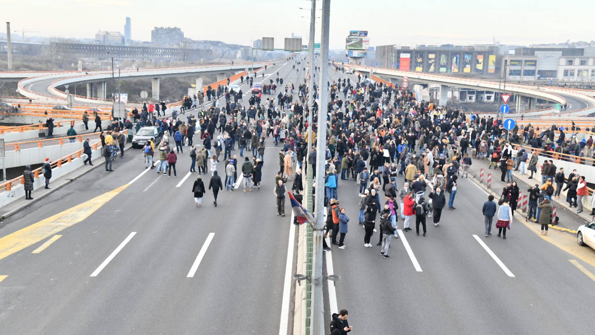 Eko aktivisti blokirali auto-put na Novom Beogradu i Sajam: protestanti skandiraju i obračunavaju se sa policijom