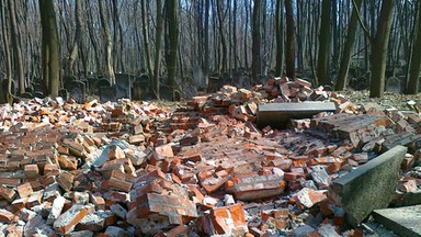 Warszawa: runął mur na Powązkach. Groby zdewastowane