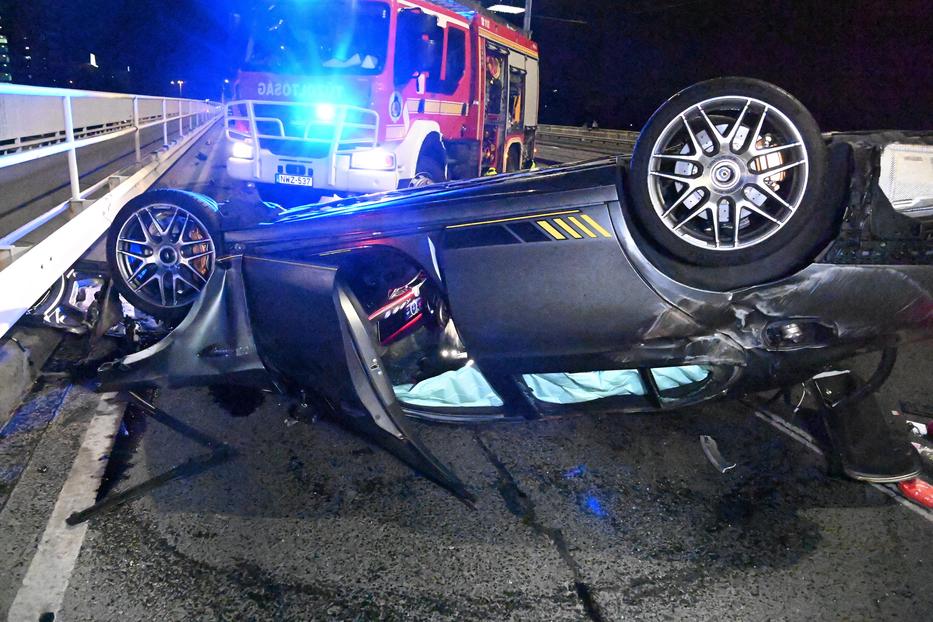 Az ütközésben összeroncsolódott Mercedes az Árpád hídon / Fotó: MTI Mihádák Zoltán