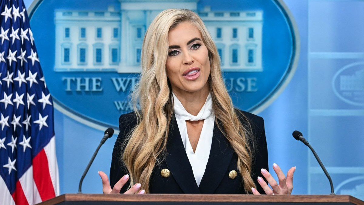 Cine este Katie Zacharia, noua purtătoare de cuvânt a lui Donald Trump. A răspuns doar la 3 întrebări și a fugit din sala de presă!